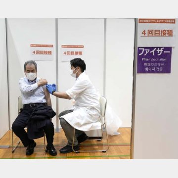 東京都港区で行われた新型コロナワクチンの４回目接種