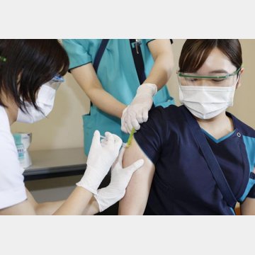 新型コロナワクチンを接種する医療従事者の女性（Ｃ）共同通信社