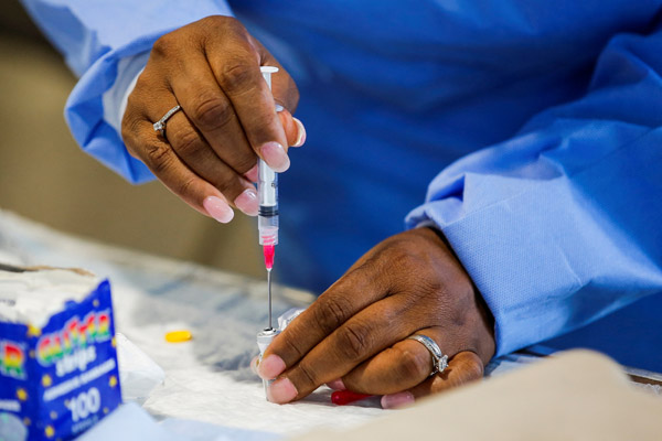 ドライブスルーのサル痘ワクチン接種ポイントで準備をする医療従事者（ニューヨークにあるウェストチェスターメディカルセンター）／（Ｃ）ロイター