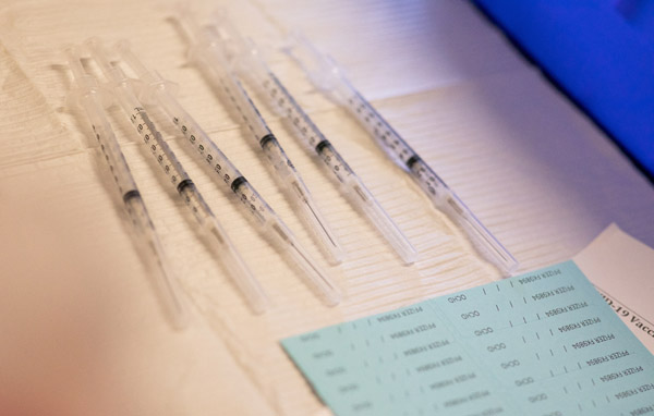 50歳以上または免疫不全の人向けに用意された新型コロナワクチンの注射器（Ｃ）ロイター