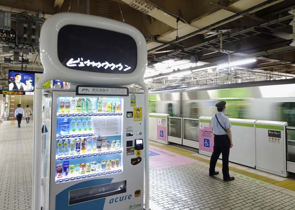 耳が不自由な乗客向けの新サービスの実証実験で、ＪＲ上野駅ホームの飲料自動販売機上部に設置された「エキマトペ」のディスプレー（Ｃ）共同通信社