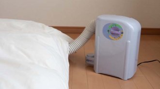 夜が長い秋にぐっすり眠るためには…「布団乾燥機」を活用する 医師が解説
