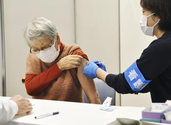 新型コロナウイルスワクチンの3回目接種を受ける女性（Ｃ）共同通信社
