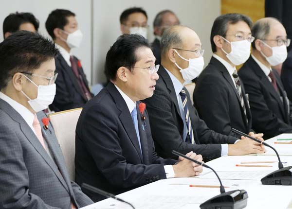 同時流行対策の検討会議に出席する岸田首相（左から2人目）／（Ｃ）共同通信社