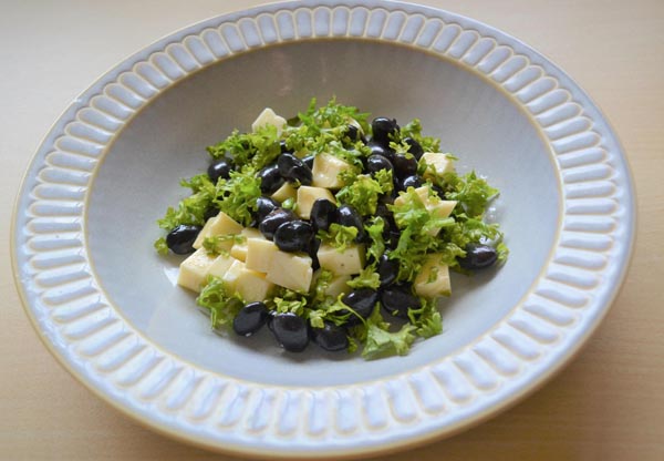黒豆とチーズの黒酢サラダ（提供写真）