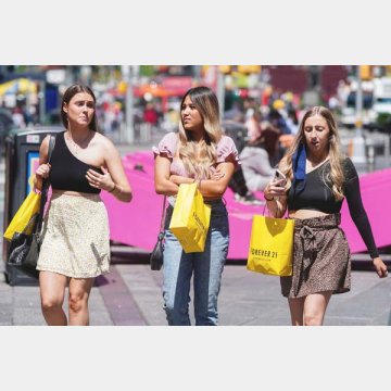 コロナ禍の2021年ニューヨーク、ノーマスクで買い物を楽しむ女性たち（Ｃ）ロイター