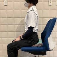 肩痛改善のために良い姿勢を保って楽に座るコツは「タオル」と「浅く」