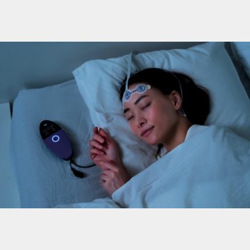 脳波で睡眠を計測（提供写真）
