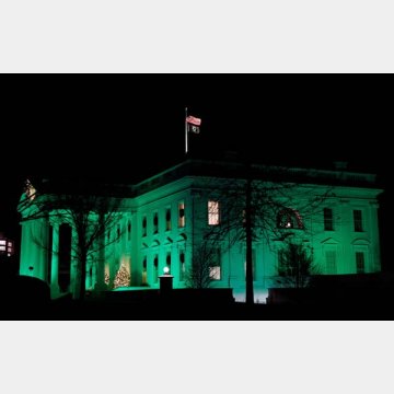 サンディ・フックの事件から10年。追悼のため緑のライトで照らされたホワイトハウス（Ｃ）ロイター