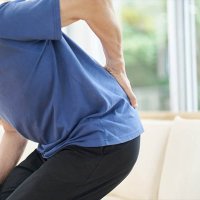 腰の痛みはAIで改善できる？ 米国医師会内科専門誌で研究報告