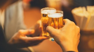 飲酒量と脳委縮には相関関係が…飲むほどに認知症リスクは増す