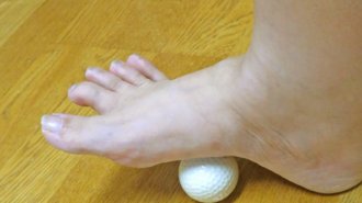 寝起きに足の踵がひどく痛む…その症状は「足底腱膜炎」かもしれない