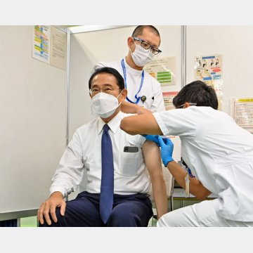 4回目の接種を受ける岸田首相（Ｃ）共同通信社