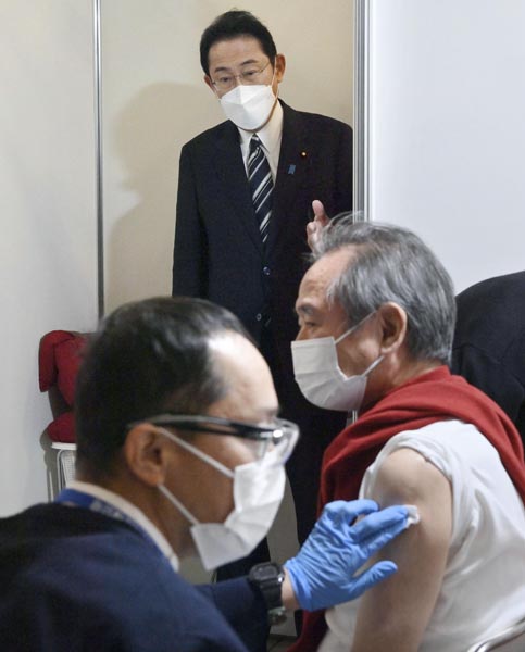 大規模ワクチン接種会場を視察する岸田首相（代表撮影）