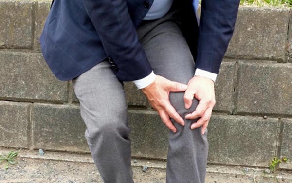 変形性膝関節症はデスクワークの人に多くみられる