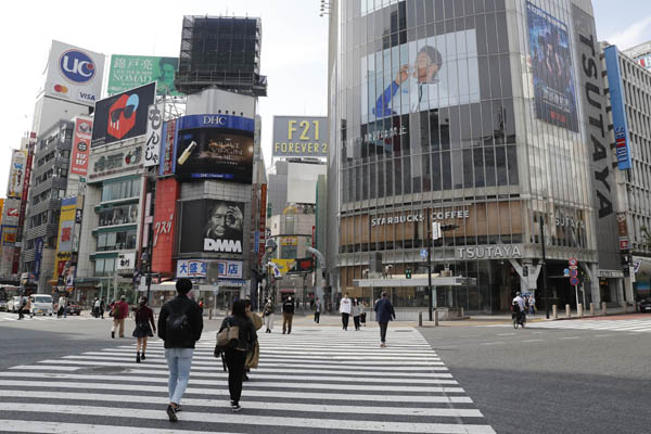 緊急事態宣言下で閑散とする渋谷のスクランブル交差点