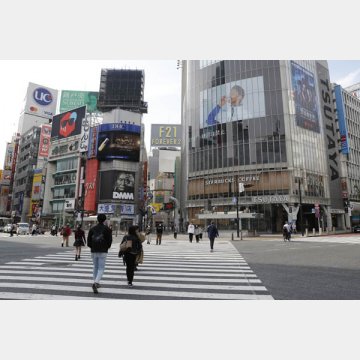 緊急事態宣言下で閑散とする渋谷のスクランブル交差点
