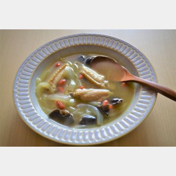 鶏手羽先のカレースープ（提供写真）