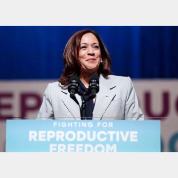 ワシントンで開かれた中絶権利集会で講演するカマラ・ハリス米副大統領（Ｃ）ロイター
