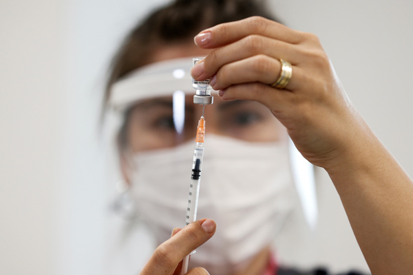 新型コロナワクチンの接種回数が多いほど死亡リスクが減少（Ｃ）ロイター