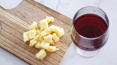 片頭痛持ちが「チーズをつまみに赤ワイン」を絶対に避けるべき理由