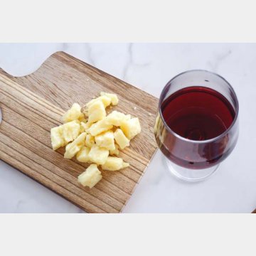 チーズをつまみに赤ワインは避けた方が無難