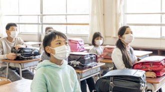 インフルとコロナ感染拡大…学校関係者はマスクに関する科学的研究成果を知るべきだ