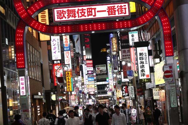 多くの若者で溢れかえる新宿歌舞伎町