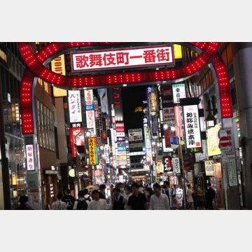 多くの若者で溢れかえる新宿歌舞伎町