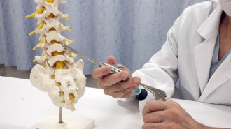 下肢にしびれや痛み…脊柱管狭窄症の最新治療「FEL」は手術後3時間で歩ける