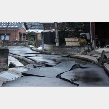 道路も被害を受け、病院や薬局が再開されていたとしてもそこに行けない（石川県珠洲市）