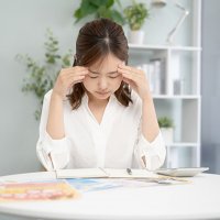 女性に多い片頭痛…月経で貧血傾向になるとなぜ頭痛が起こるのか