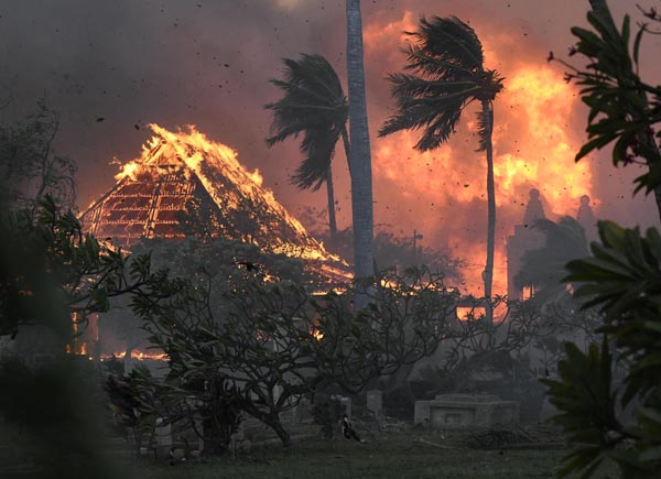 自然災害時、生理用品は避難所に必要な物資（マウイ島のラハイナで炎に包まれる教会）／（Ｃ）Matthew Thayer／The Maui News提供、AP＝共同）