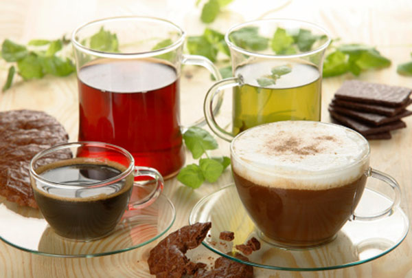コーヒーにはポリフェノール類が、緑茶にはカテキン類が含まれるが…