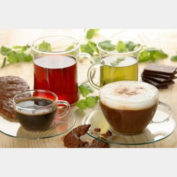 コーヒーにはポリフェノール類が、緑茶にはカテキン類が含まれるが…