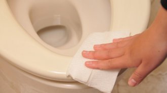 トイレで広がる胃腸炎に注意！便座のフタを閉めて流しても…