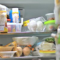 家の中をチェック…冷蔵庫に賞味期限切れの食品がたまっていないか
